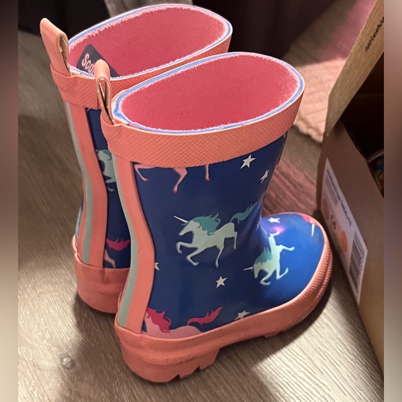 Hatley rain boots girls size 4 - Hatley Rain Boots - Shiny Twinkle Unicorns - Picture 4 of 4